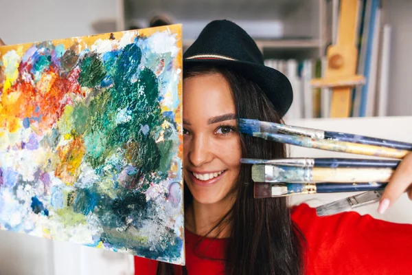 Artista Sombrero Sostiene Una Paleta Pinceles Sus Manos Con Una — Foto de Stock