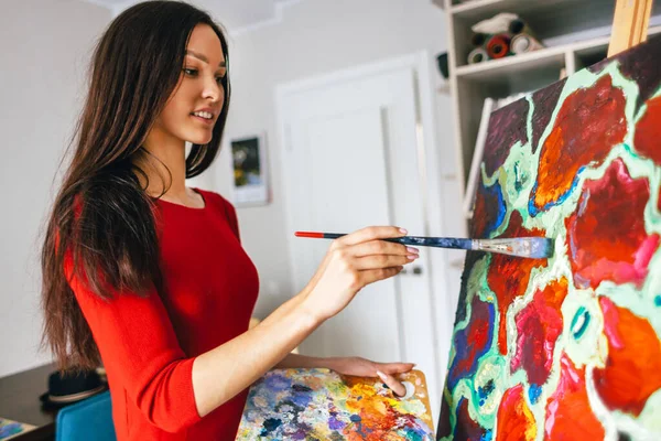 Positive Beautiful Young Artist Girl Paints Picture — Stock Photo, Image