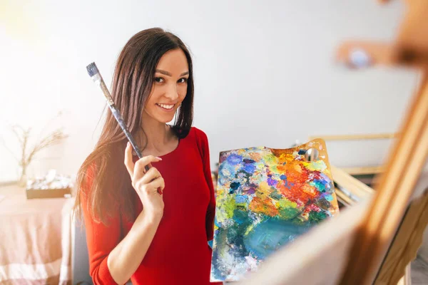 Chica Artista Con Pelo Largo Una Paleta Colores Posando Cámara — Foto de Stock