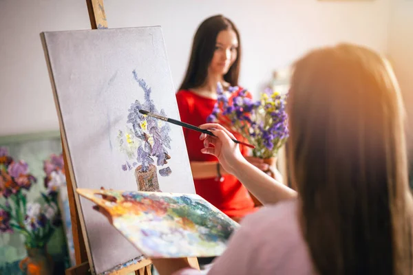 Menina Artista Desenha Sua Namorada Natureza — Fotografia de Stock