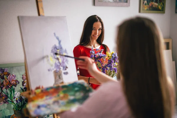 Menina Artista Pinta Sua Namorada Vida Seu Estúdio — Fotografia de Stock