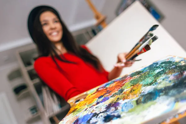 Fille Dans Une Robe Rouge Tient Une Palette Avec Des — Photo