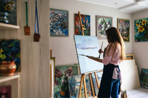 Artista Menina Fica Seu Quarto Está Envolvida Desenho — Fotografia de Stock