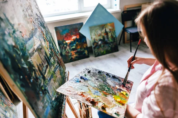 Girl Artist Paints Oil Painting Canvas Brush Dips Palette — Stock Photo, Image
