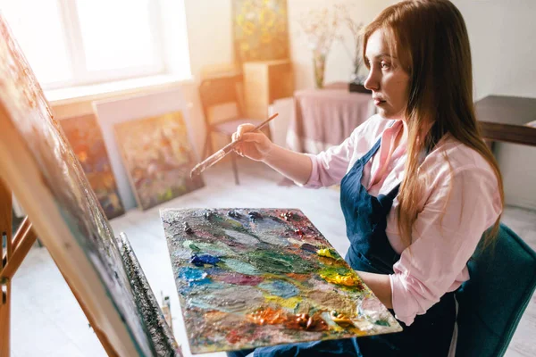 Artist Girl Paints Picture His Office — Stock Photo, Image