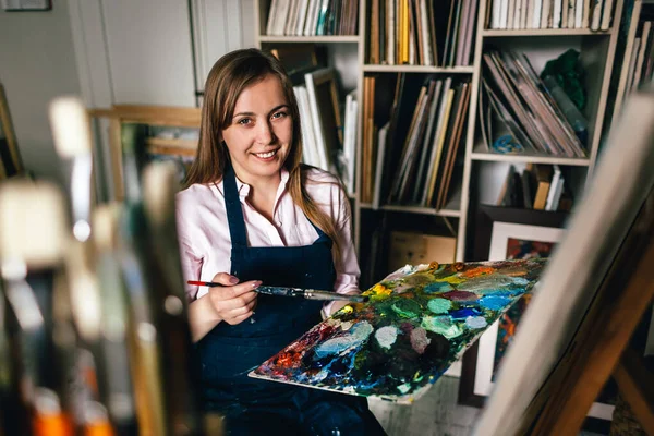 Artista Chica Sonríe Con Pincel Para Pintar — Foto de Stock