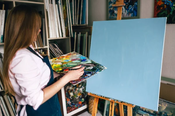 Artista Menina Com Uma Tela Branco Seu Estúdio — Fotografia de Stock