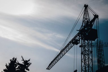 Şafakta inşaat işi, siluet vinç