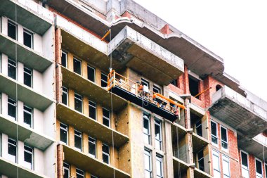 Bir binanın beşiğinde yüksek irtifa çalışması