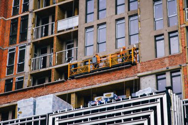 İnşaatçılar evi cam liflerle yalıtıyorlar.