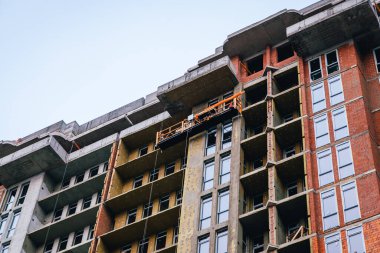 Şehirde inşaat halindeki yeni ev