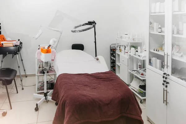 Miejsce Pracy Kosmetologa Biała Kanapa Kosmetologia Biurze — Zdjęcie stockowe