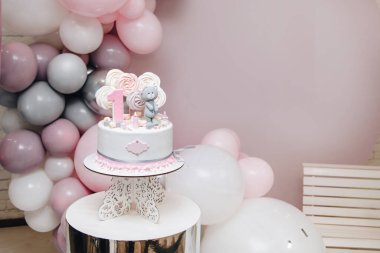 Topların arka planında parlak renklerde pasta