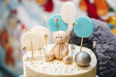 Şekerli çocuk pastası ve bir ayı.