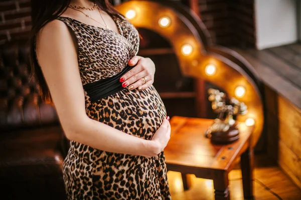 Menina Grávida Segurar Barriga Com Mãos Fundo Lâmpadas — Fotografia de Stock