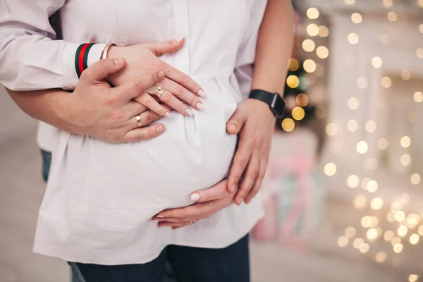 Ehemann Hält Das Mädchen Bauch Steht Weißen Kleidern — Stockfoto