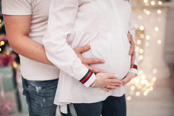 Mann Hält Mädchen Bauch Steht Weißer Kleidung — Stockfoto