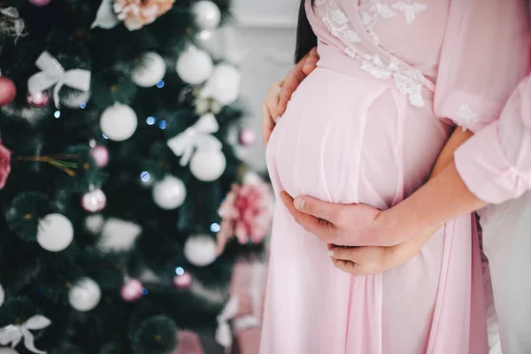 Paar Erwartet Vor Dem Hintergrund Des Weihnachtsbaums Ein Baby — Stockfoto