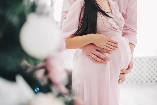 Paar Erwartet Baby Rosa Kleidern — Stockfoto