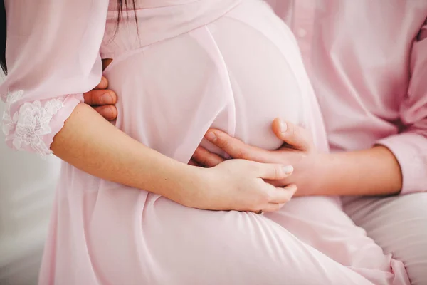 Mann Rosa Hemd Hält Mädchen Bauch — Stockfoto