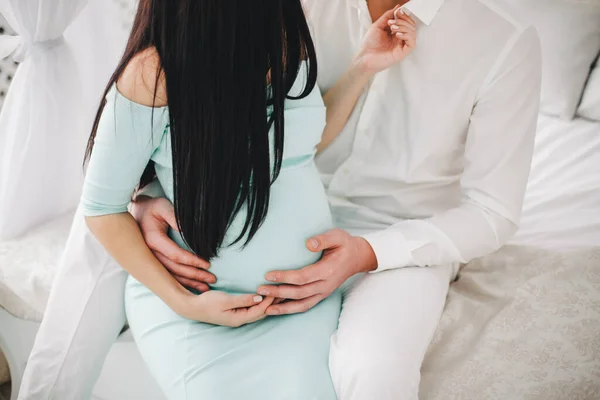 Schwangere Mädchen Mit Einem Mann Und Weißen Kleidern — Stockfoto