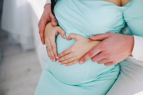 Gefaltetes Vierherziges Herz Auf Dem Bauch — Stockfoto