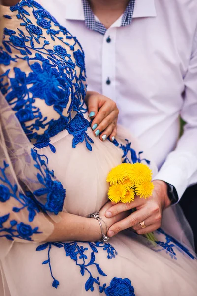 Mulher Grávida Mantém Flores Primavera Suas Mãos — Fotografia de Stock