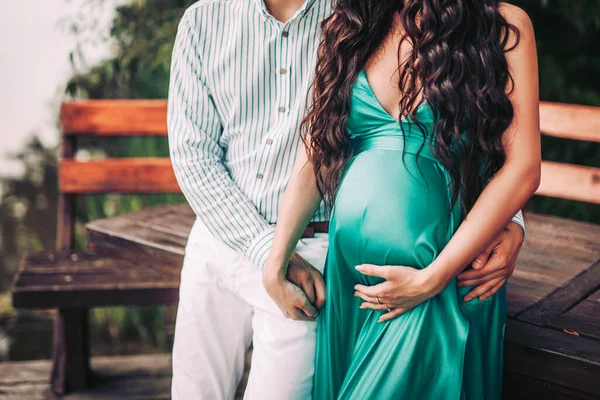 Erwartung Eines Babys Ein Mann Weißen Hemd Ein Mädchen Grünen — Stockfoto