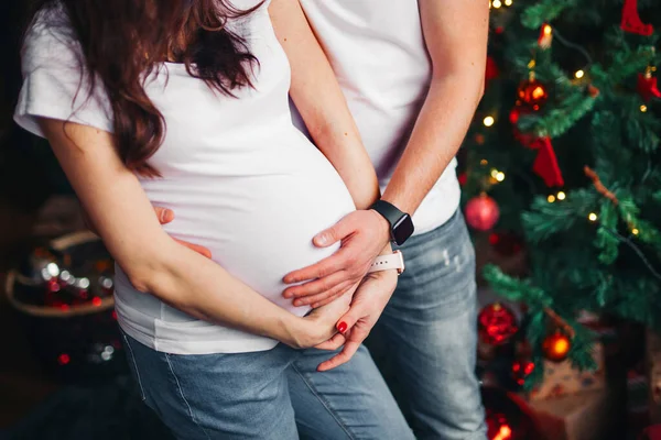 Paar Weißen Shirts Erwartet Baby Für Das Neue Jahr — Stockfoto