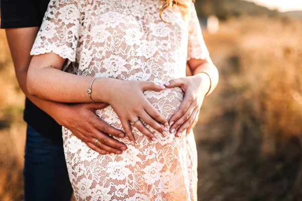 Couple Romantique Coucher Soleil Avec Ventre Enceinte — Photo