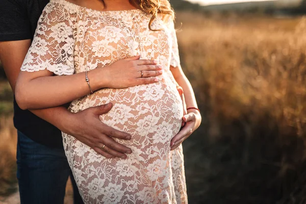 Casal Pôr Sol Com Uma Barriga Grávida — Fotografia de Stock