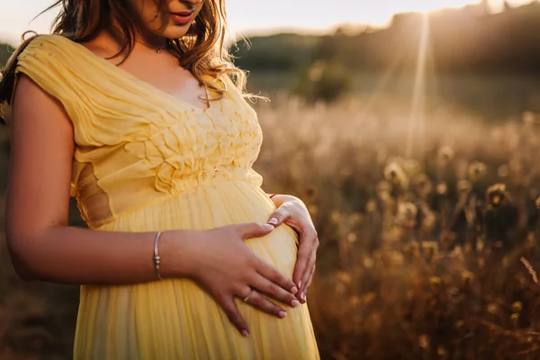 Κορίτσι Κοιλιά Ένα Κίτρινο Φόρεμα Στο Ηλιοβασίλεμα — Φωτογραφία Αρχείου