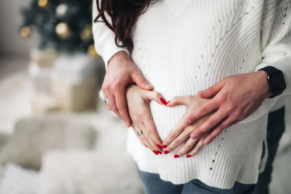 Herzförmige Hände Gefaltet Gut Schwangerer Bauch — Stockfoto