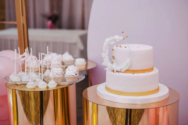 喜庆的白色蛋糕和婚礼纸杯蛋糕 — 图库照片