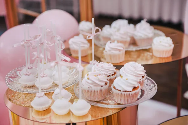 Deliciosos Cupcakes Cumpleaños Pie Las Mesas Oro —  Fotos de Stock