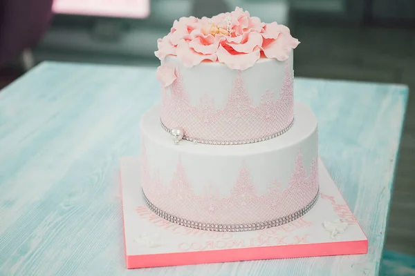 Rózsaszín Torta Lánynak Asztalon — Stock Fotó