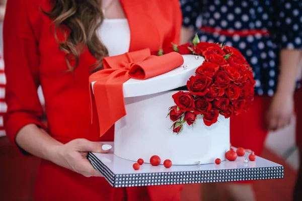 Hermosa Torta Roja Con Arco Rosas Las Manos —  Fotos de Stock