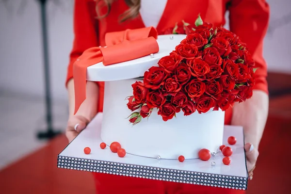 Όμορφο Κόκκινο Κέικ Φιόγκο Και Τριαντάφυλλα Που Πραγματοποιήθηκε Στα Χέρια — Φωτογραφία Αρχείου