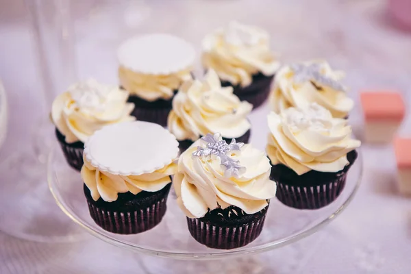 Cupcakes Con Crema Cruz Plata Parte Superior —  Fotos de Stock