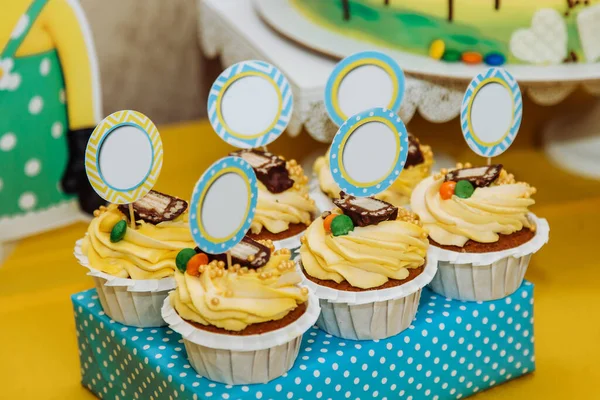 Seis Cupcakes Amarillos Con Trozos Papel Para Texto —  Fotos de Stock