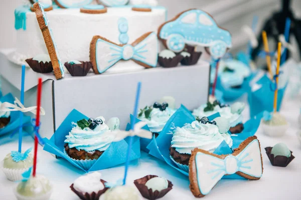 Pastel Azul Blanco Con Mariposas Cupcakes —  Fotos de Stock