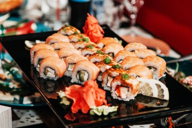 Tatil için büyük tabak dolusu suşi.