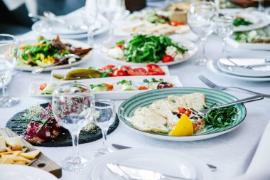 Doğum günü yemeğinin olduğu beyaz masa.