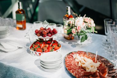 Çilekli mütevazı büfe masası.