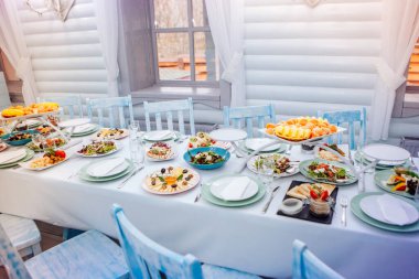 Restoran mutfağı olan beyaz yemek masası.