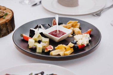 Peynirli bir restoranda siyah tabak.