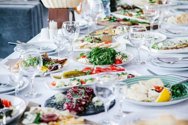 葬儀で食べ物と白いテーブル — ストック写真