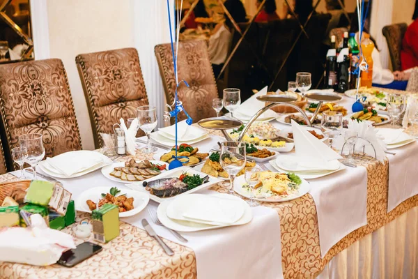 Düğünde Bej Masa Yiyecek — Stok fotoğraf