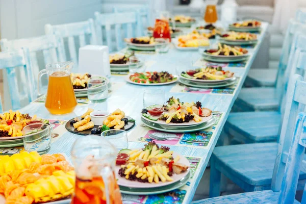 子供のための食べ物と祭りのテーブル ブルーインテリア — ストック写真