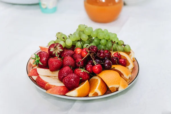 イチゴとブドウのフルーツプレート — ストック写真